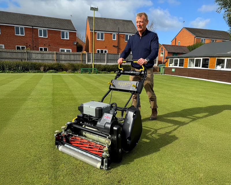 Allett-Omnia-22-Mowing-800x640